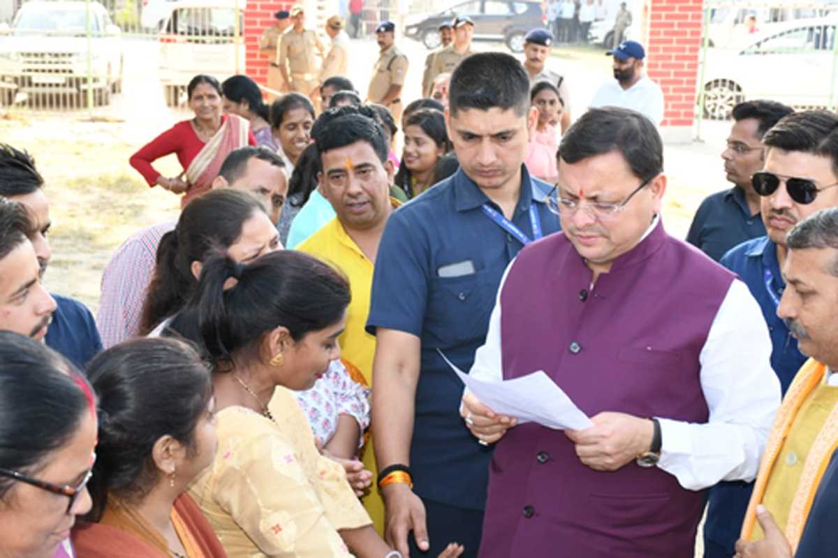 मुख्यमंत्री धामी ने परिवहन कार्यालय का किया औचक निरीक्षण मुख्यमंत्री धामी ने परिवहन कार्यालय का किया औचक निरीक्षण